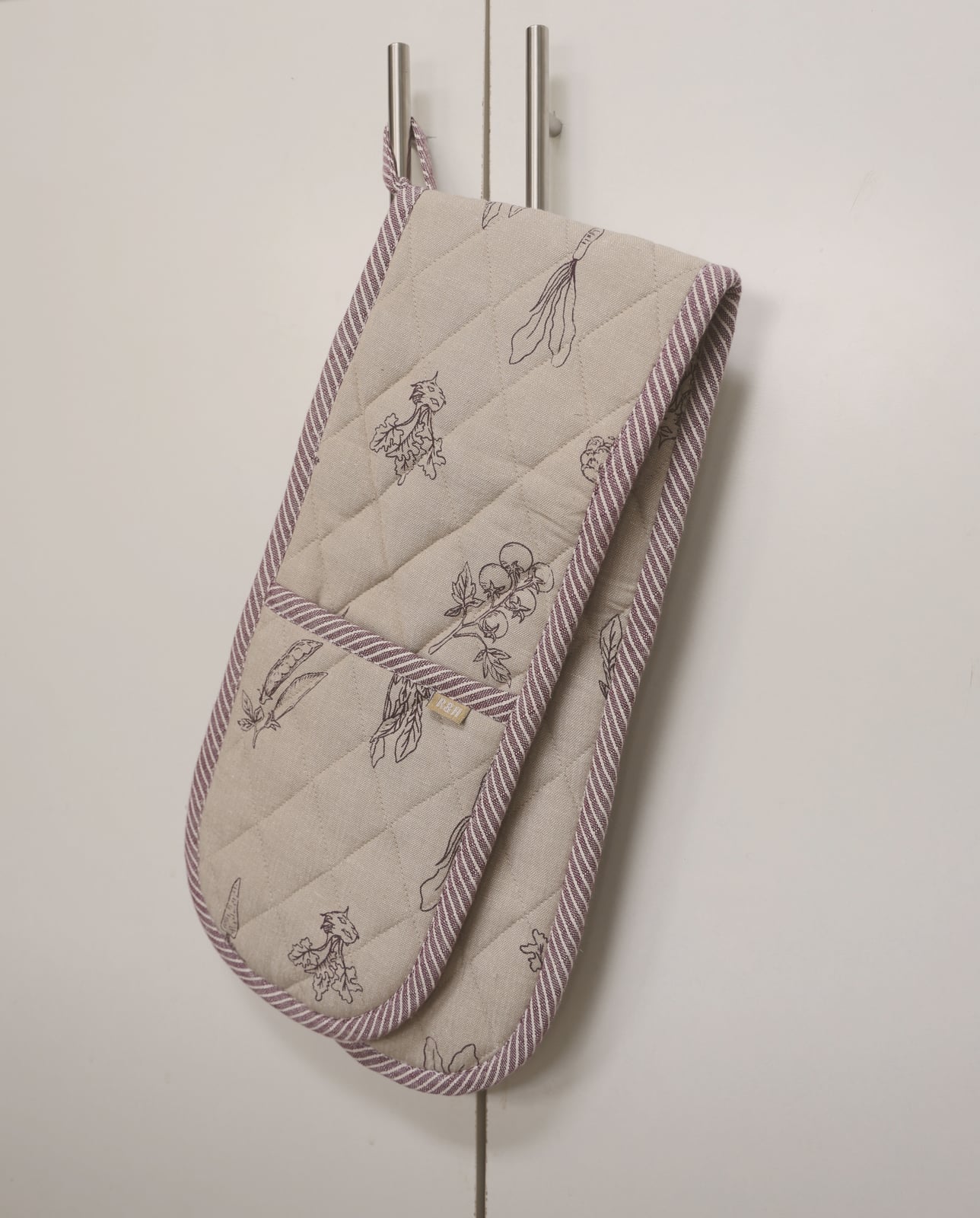 Root Veggie Printed Double Oven Glove - Burgundy