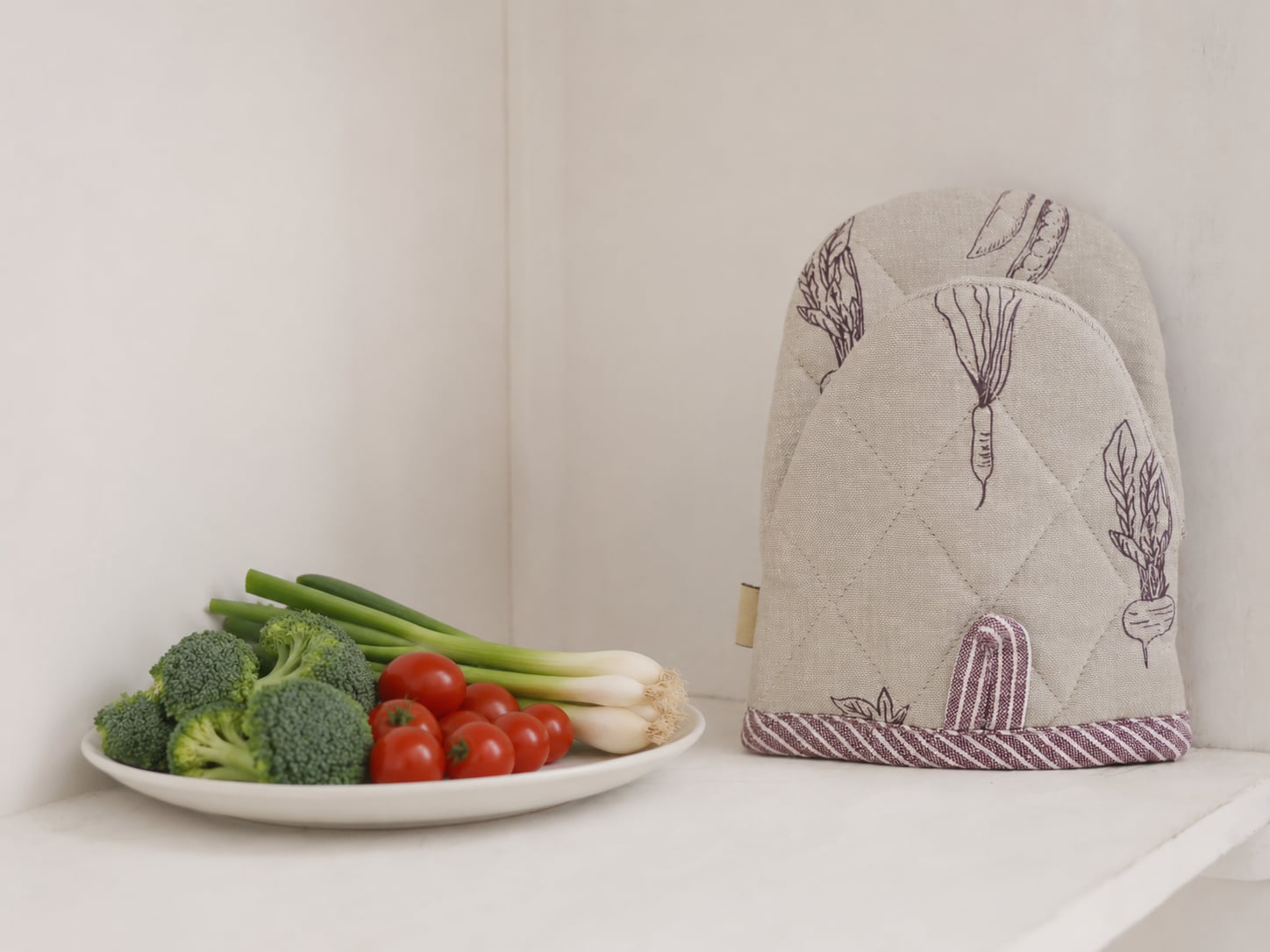 Root Veggie Printed Mitts - Burgundy