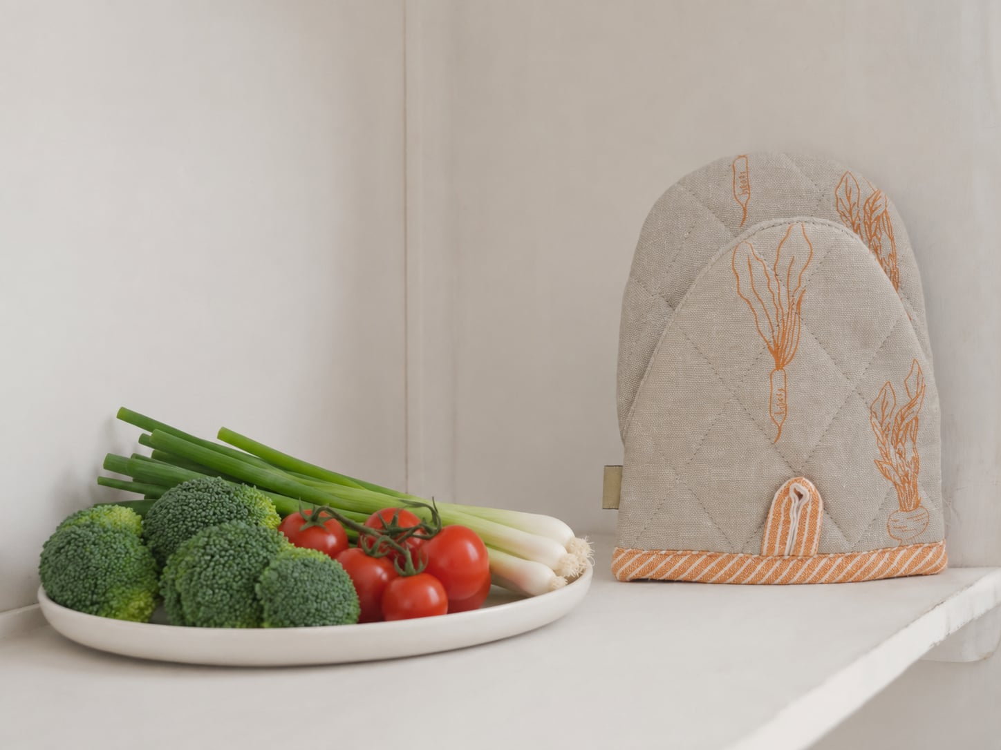 Root Veggie Printed Mitts - Orange